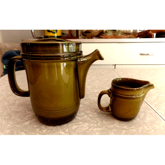 RARE OESLAUER MANUFAKTUR BAVARIA GOEBEL GREEN 2 TONE TEAPOT & CREAMER SET