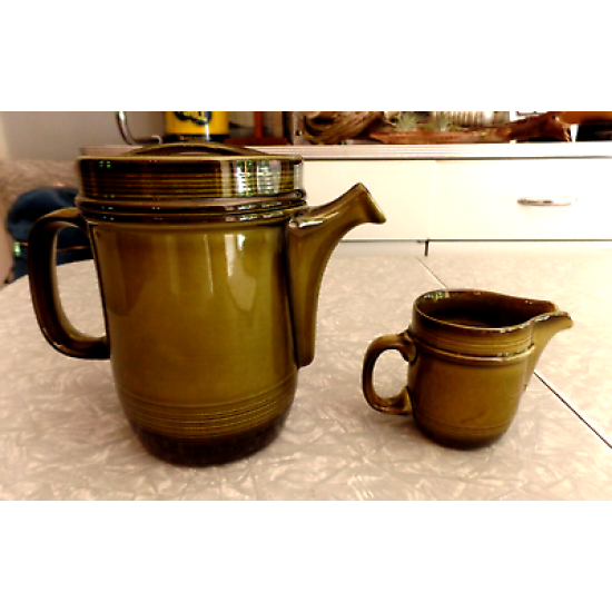 RARE OESLAUER MANUFAKTUR BAVARIA GOEBEL GREEN 2 TONE TEAPOT & CREAMER SET