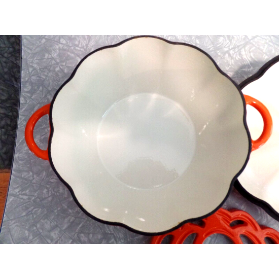 TECHNIQUE CAST IRON ENAMELWARE 2.5 QUART"PUMPKIN" SHAPED CASSEROLE DISH with LID