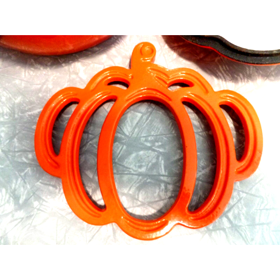 TECHNIQUE CAST IRON ENAMELWARE 2.5 QUART"PUMPKIN" SHAPED CASSEROLE DISH with LID