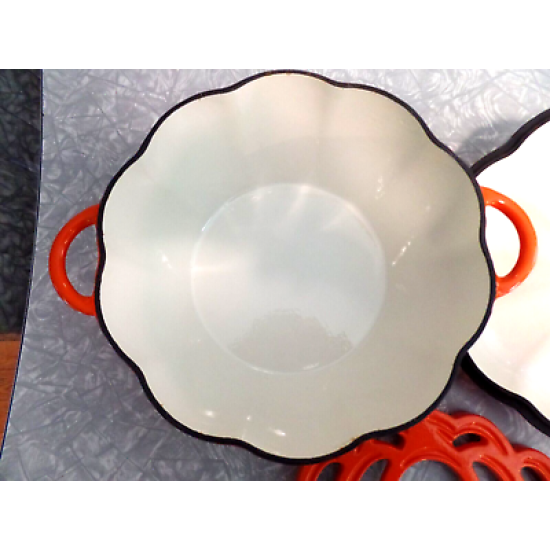 TECHNIQUE CAST IRON ENAMELWARE 2.5 QUART"PUMPKIN" SHAPED CASSEROLE DISH with LID
