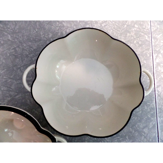 TECHNIQUE CAST IRON ENAMELWARE 2.5 QUART "GARLIC" SHAPED CASSEROLE DISH with LID