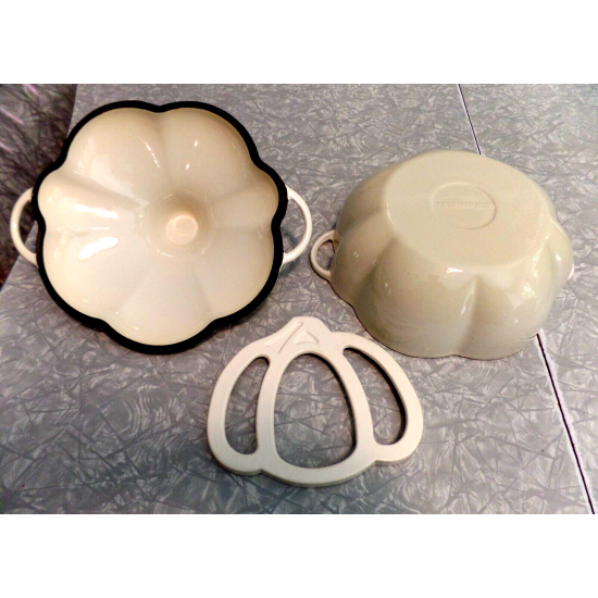 TECHNIQUE CAST IRON ENAMELWARE 2.5 QUART "GARLIC" SHAPED CASSEROLE DISH with LID