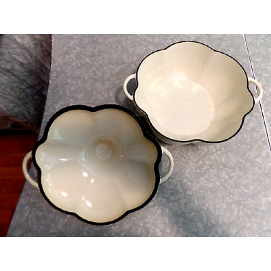 TECHNIQUE CAST IRON ENAMELWARE 2.5 QUART "GARLIC" SHAPED CASSEROLE DISH with LID