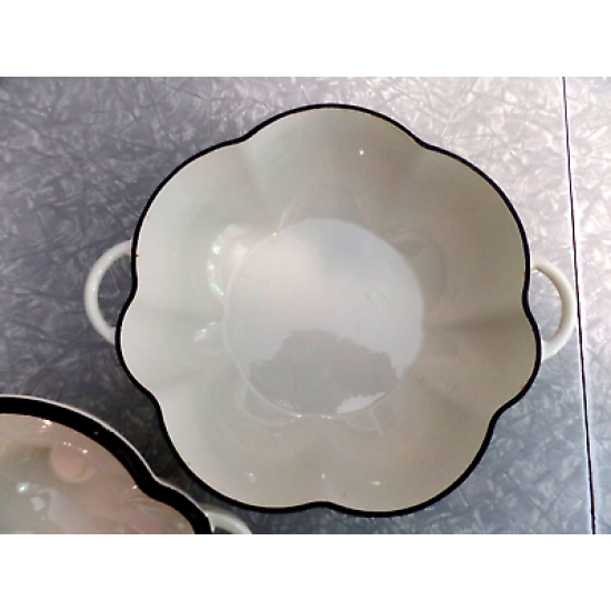 TECHNIQUE CAST IRON ENAMELWARE 2.5 QUART "GARLIC" SHAPED CASSEROLE DISH with LID