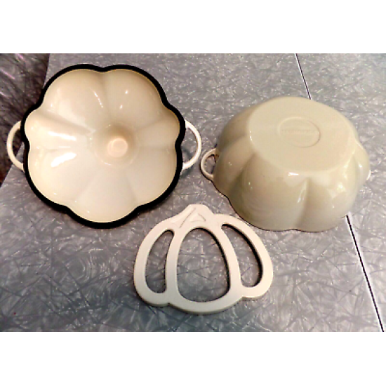 TECHNIQUE CAST IRON ENAMELWARE 2.5 QUART "GARLIC" SHAPED CASSEROLE DISH with LID