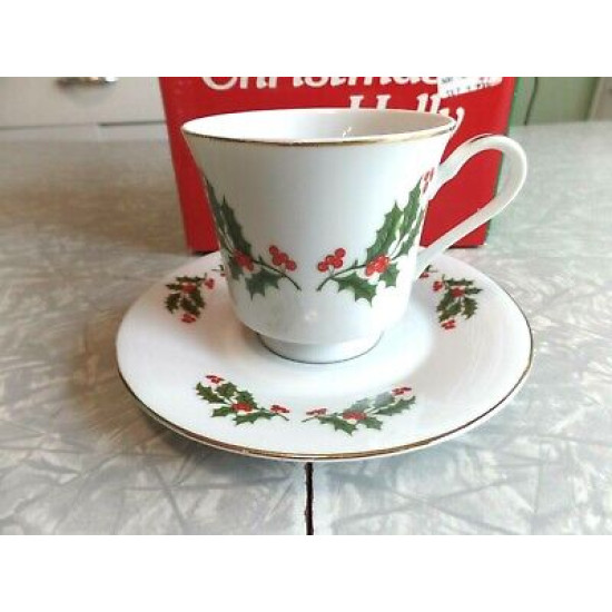 BEAUTIFUL KASHIMA "CHRISTMAS HOLLY" 8 PC. PORCELAIN CUP & SAUCER SET GOLD ACCENT