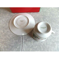 BEAUTIFUL KASHIMA "CHRISTMAS HOLLY" 8 PC. PORCELAIN CUP & SAUCER SET GOLD ACCENT