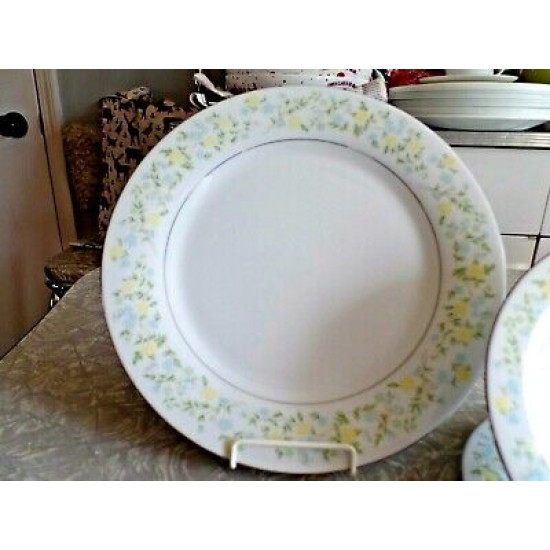 CROWN MING FINE CHINA 3PC. DINNERWARE PLATE SET in the "SPRING GARDEN" PATTERN