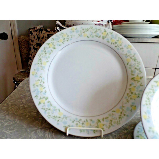 CROWN MING FINE CHINA 3PC. DINNERWARE PLATE SET in the "SPRING GARDEN" PATTERN
