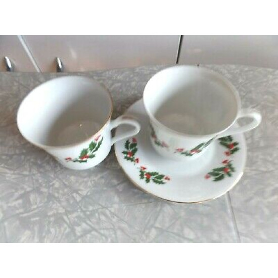 BEAUTIFUL KASHIMA "CHRISTMAS HOLLY" 3 PC. PORCELAIN CUP & SAUCER SET GOLD ACCENT