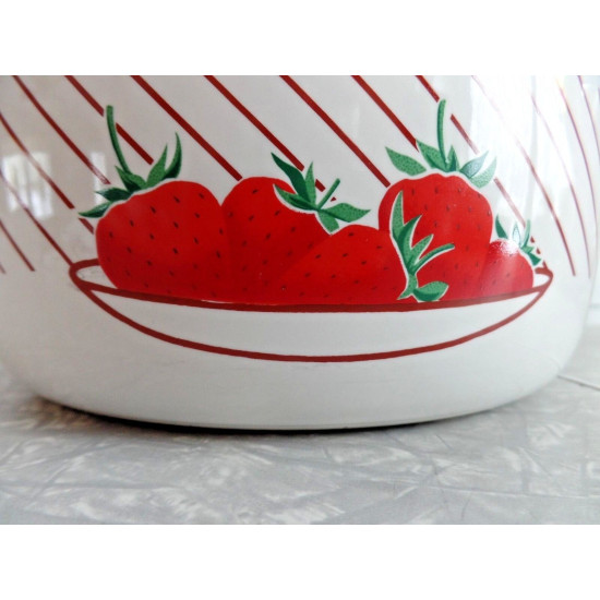 MIKASA ULTRA CERAM BAKE&SERVE UP012 "STRAWBERRIES" 2 Qt. CASSEROLE DISH W/LID