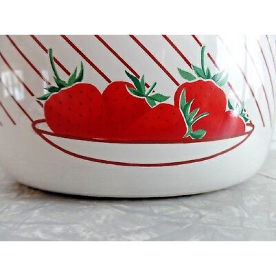 MIKASA ULTRA CERAM BAKE&SERVE UP012 "STRAWBERRIES" 2 Qt. CASSEROLE DISH W/LID